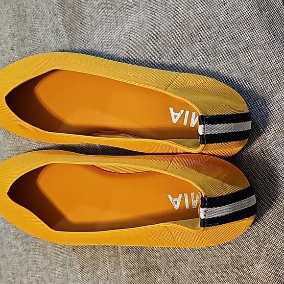 FLAT - Picture 2 of 2